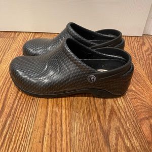 Nursing/Surgical Shoes - Size 9 but will fit an 8